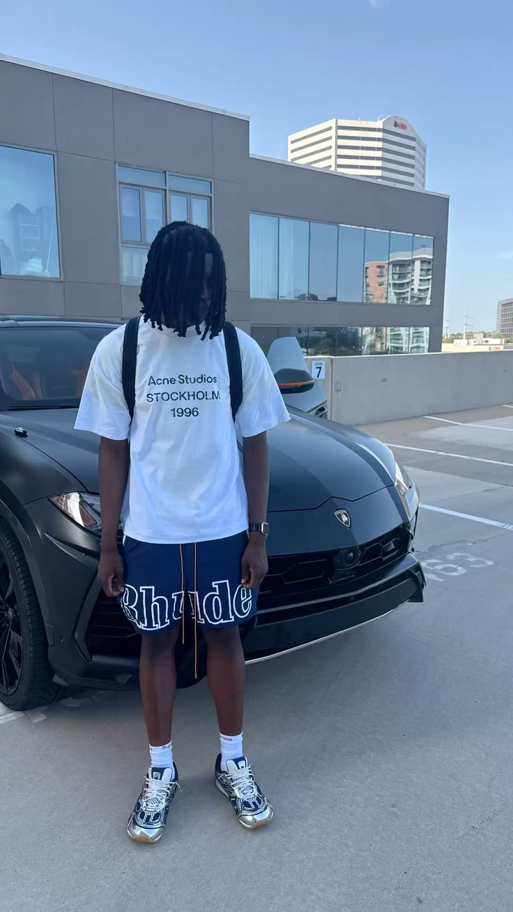 Clean Classics: white T-shirt, shorts and sneakers in the city